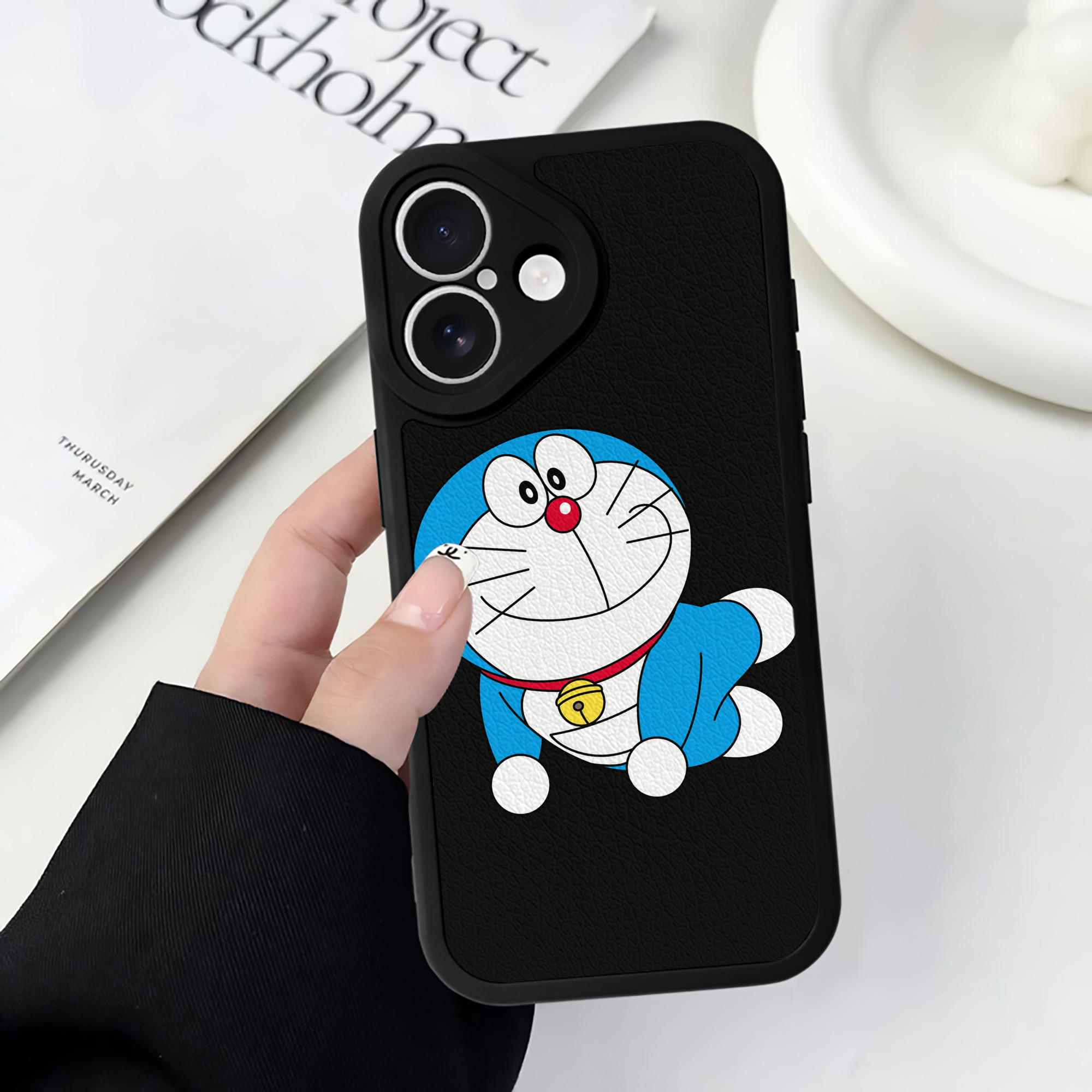 （画像用） ドラえもん Doraemon 【iPhone 16シリーズ対応】シリコンスマホケース（レザー調） 材質：シリコン